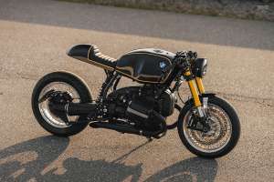 빈티지 복서 미학을 가진 BMW R1100 카페 레이서