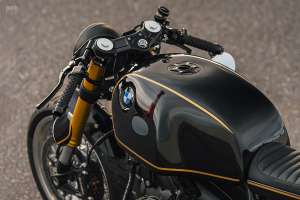 빈티지 복서 미학을 가진 BMW R1100 카페 레이서