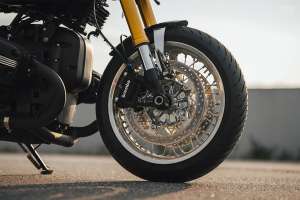 빈티지 복서 미학을 가진 BMW R1100 카페 레이서