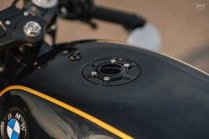 빈티지 복서 미학을 가진 BMW R1100 카페 레이서